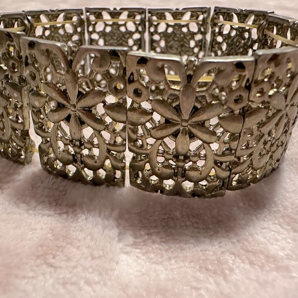 Jewelry - 💎3 for $25💎 Vintage gold flower detail stretch bracelet